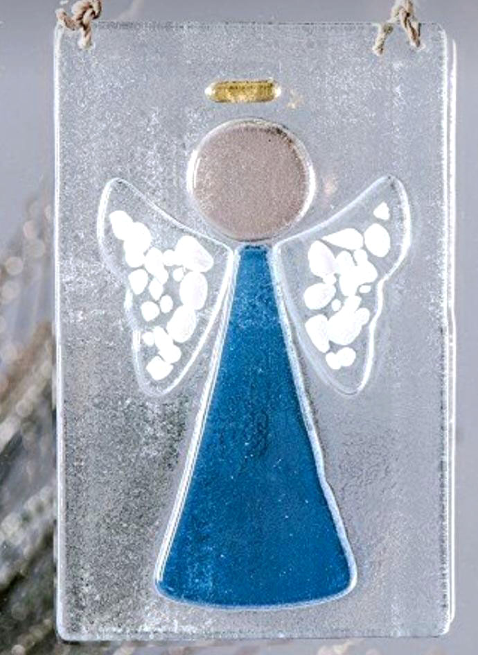 Photo of the 2022 Hospice Holiday Ornament, created by glass artisan Roberta Evans